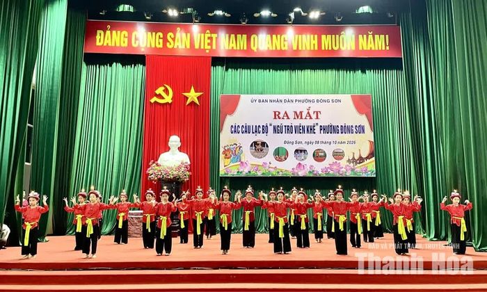 Trò Múa đèn do các học sinh trong Câu lạc bộ Ngũ trò Viên Khê trường Tiểu học và Trung học cơ sở Nguyễn Mộng Tuân biểu diễn tại buổi lễ.
