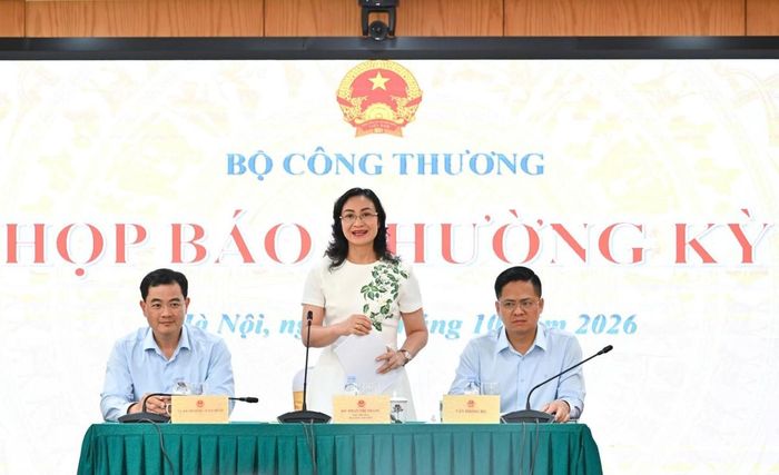 Thứ trưởng Bộ Công Thương Phan Thị Thắng chủ trì buổi họp báo thương kỳ quý 3/2026. Ảnh: Nam Nguyễn/Báo Công Thương.