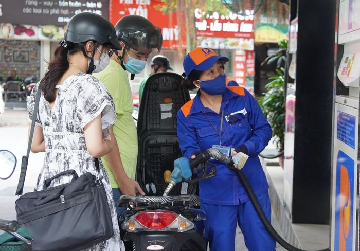 Giá xăng dầu tiếp tục được điều hành theo sát diễn biến thế giới, kết hợp linh hoạt các biện pháp bình ổn khi cần thiết. Ảnh: Phương Thảo/VnEconomy.