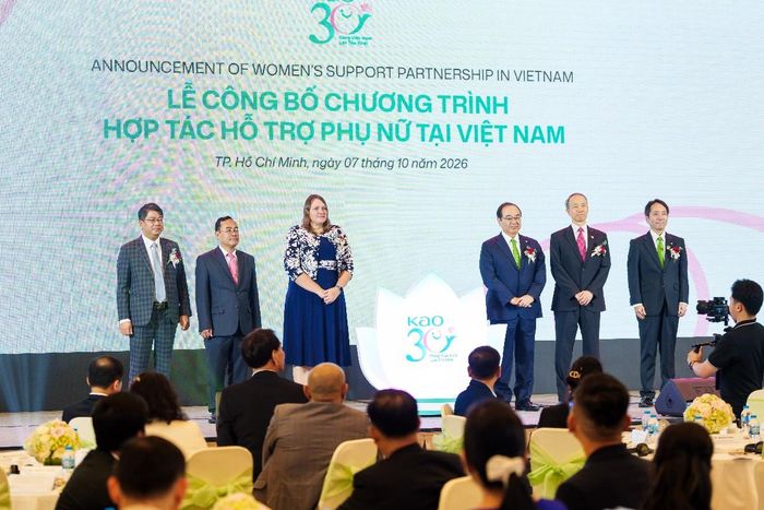 Đại diện Kao Việt Nam, Tổ chức Di cư Quốc tế (IOM), Cơ quan Liên Hợp Quốc về Bình đẳng giới và Trao quyền cho Phụ nữ (UN Women) tại Lễ công bố chương trình hợp tác hỗ trợ phụ nữ tại Việt Nam. Ảnh: Kao.