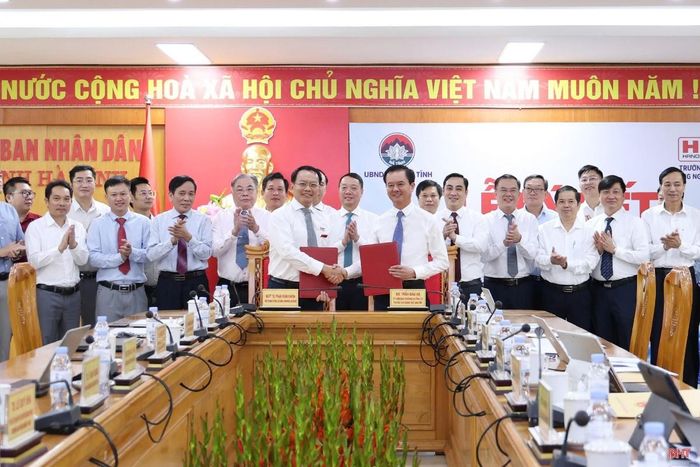 UBND tỉnh Hà Tĩnh ký kết kết thỏa thuận hợp tác giai đoạn 2026 - 2030 với Trường Cao đẳng Công nghệ cao Hà Nội. Ảnh: UBND tỉnh Hà Tĩnh