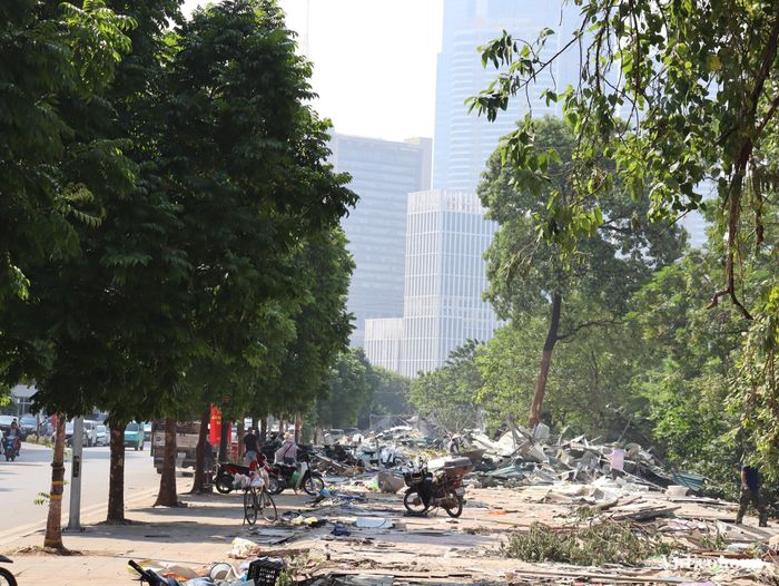 Tại khu vực phố Nguyễn Hữu An cùng các ngõ 11, 15, 76, 78 phố Duy Tân thuộc phường Cầu Giấy, trong ngày 7/10, chính quyền phường Cầu Giấy đã quyết liệt ra quân, xử lý triệt để toàn bộ các công trình tạm bợ, lấn chiếm đất, hành lang mương thoát nước.