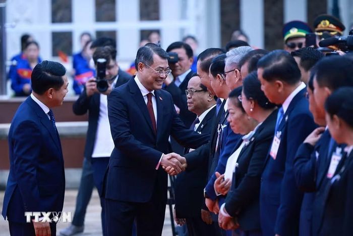 Thủ tướng Lê Minh Hưng với thành viên đoàn cấp cao Lào tham dự lễ đón. Ảnh: Dương Giang – TTXVN