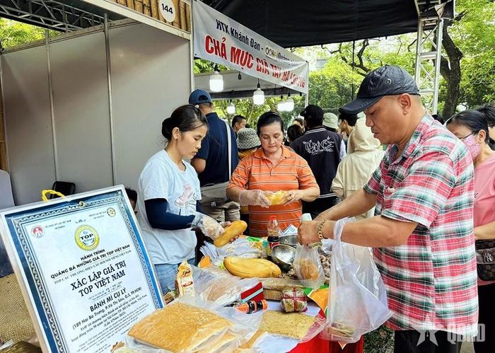 Bánh mì Việt Nam được tôn vinh và làm mới tại Lễ hội Bánh mì lần thứ 3 năm 2025. Ảnh: Báo Quân đội Nhân dân