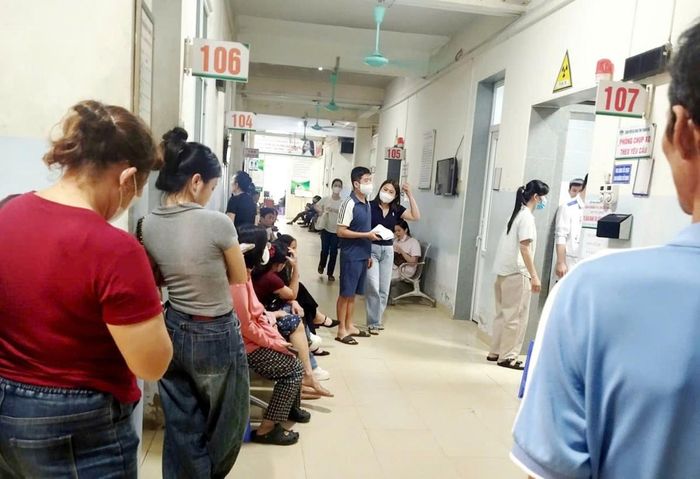 Người dân đi khám chữa bệnh bảo hiểm y tế. Ảnh: Thu Hằng.