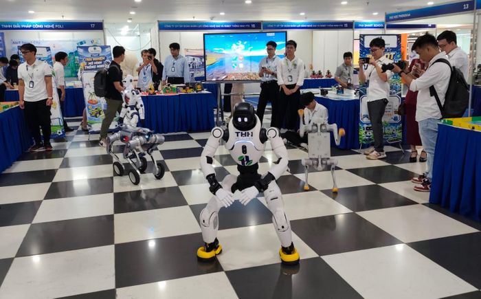 Hình ảnh robot biểu diễn tại Triển lãm. Ảnh: B.B