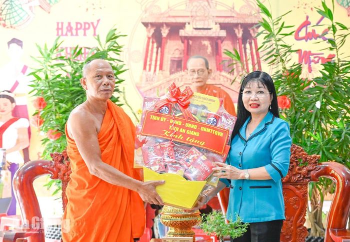 Phó Bí thư Tỉnh ủy, Chủ tịch HĐND tỉnh An Giang Trần Thị Thanh Hương tặng quà cho chùa Cà Nhung.