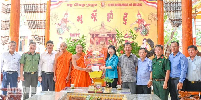 Đoàn công tác tặng quà cho đại diện chùa Thủy Liễu.
