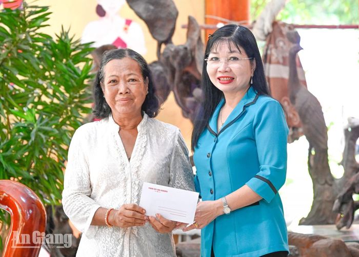 Đồng chí Trần Thị Thanh Hương tặng quà cho cán bộ hưu trí là đồng bào dân tộc Khmer tại xã Định Hòa.