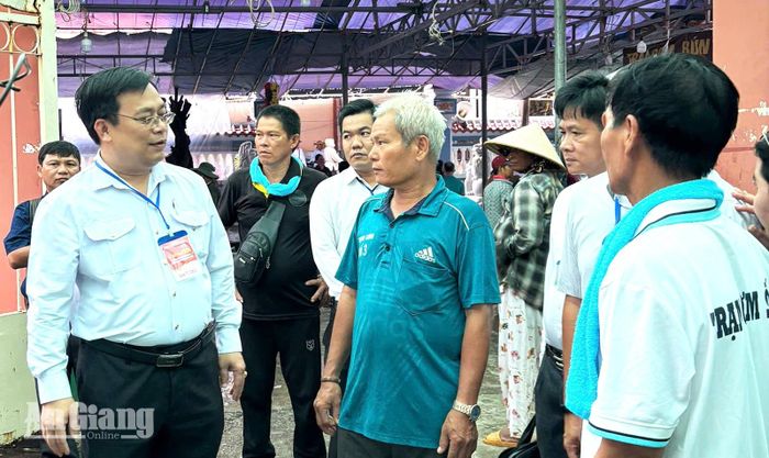 Đoàn kiểm tra an toàn thực phẩm tỉnh kiểm tra các bếp ăn phục vụ lễ hội. Ảnh: HẠNH CHÂU