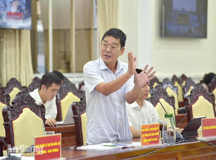 Đại diện Ban Quản lý dự án đầu tư xây dựng các công trình nông nghiệp và phát triển nông thôn tỉnh trình bày các vướng mắc.