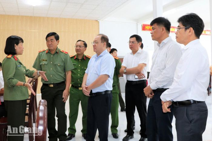 Các đại biểu tham quan bộ phận tiếp nhận, trả kết quả tập trung Công an tỉnh.