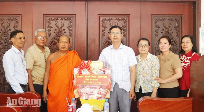 Đoàn công tác tặng quà chùa Xoài Tà Som, ấp An Hòa, xã Núi Cấm.