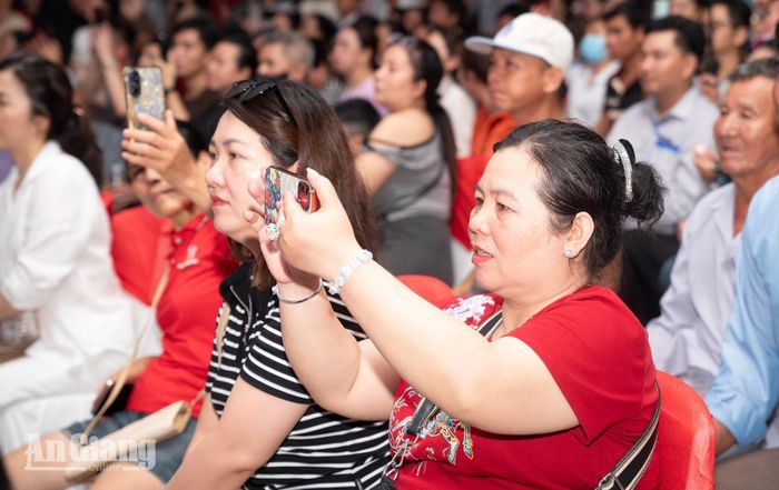 Người dân ghi lại những hình ảnh ấn tượng tại chương trình nghệ thuật.