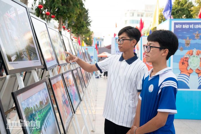 Đoàn viên, thanh niên tham quan triển lãm ảnh nghệ thuật “An Giang - Đất nước - Con người”.