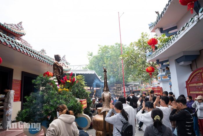 Đông đảo người dân, du khách thắp hương tại đình Nguyễn Trung Trực, phường Rạch Giá.