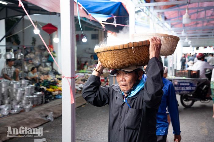 Tình nguyện viên phục vụ bà con tham dự lễ hội.