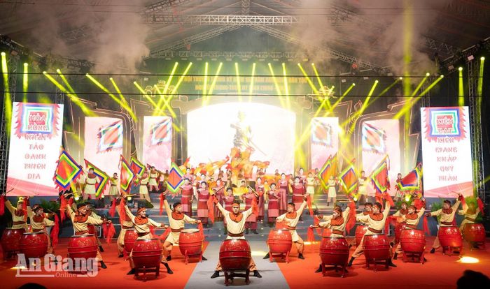 Chương trình nghệ thuật Lễ hội truyền thống kỷ niệm 158 năm Anh hùng dân tộc Nguyễn Trung Trực hy sinh (1868 - 2026), với chủ đề “Nguyễn Trung Trực - dấu son bất tử” được dàn dựng công phu, mở màn cho mùa lễ hội.