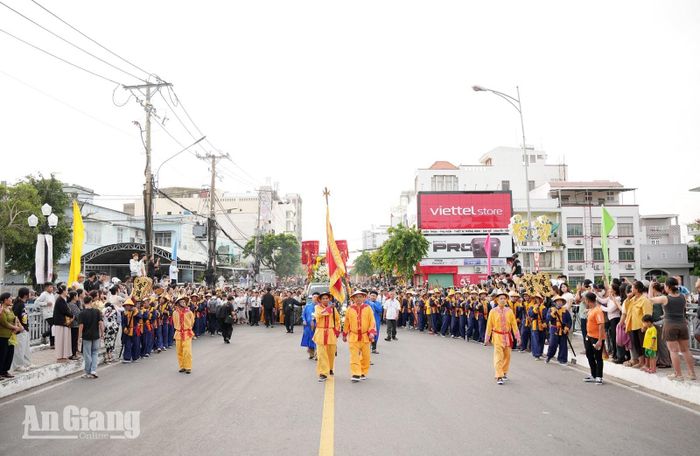 Từ các nghi lễ truyền thống đến hoạt động văn hóa, nghệ thuật, lễ hội năm nay mang đến nhiều trải nghiệm phong phú cho người dân và du khách.