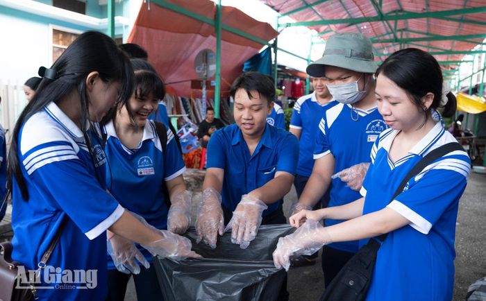 Đoàn viên, thanh niên phường Rạch Giá tham gia vệ sinh môi trường các tuyến đường quanh đình Nguyễn Trung Trực.
