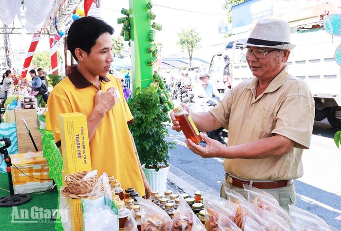 Du khách tham quan, tìm hiểu sản phẩm đặc trưng của An Giang tại lễ hội. Ảnh: THÙY TRANG
