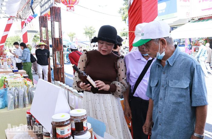 Du khách tham quan, tìm hiểu sản phẩm đặc trưng của An Giang tại lễ hội. Ảnh: THÙY TRANG