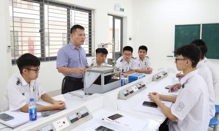  Giờ thực hành môn Vật lý tại Trường Trung học phổ thông Chuyên Bắc Giang. 