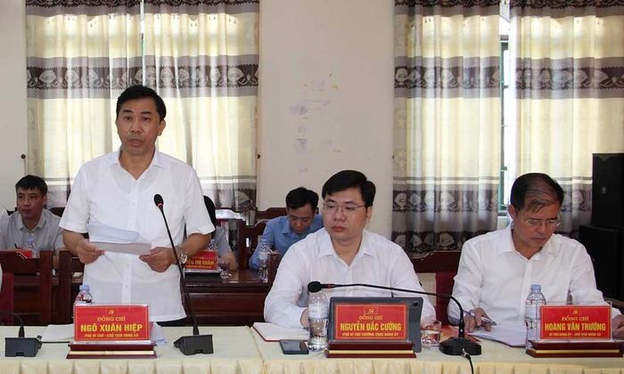  Đồng chí Ngô Xuân Hiệp, Phó Bí thư Đảng ủy, Chủ tịch UBND xã Trung Kênh trình bày báo cáo tại buổi làm việc. 