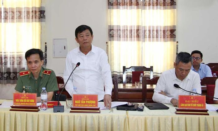  Đồng chí Ngô Tân Phượng phát biểu ý kiến tại buổi làm việc. 