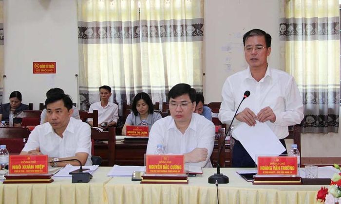  Đồng chí Hoàng Văn Trường, Bí thư Đảng ủy, Chủ tịch HĐND xã Trung Kênh phát biểu tại buổi làm việc. 