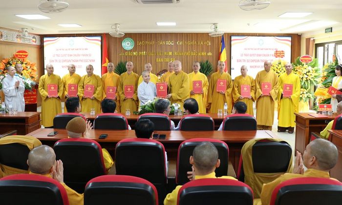  Trao quyết định chuẩn y nhân sự Ban Thường trực, Ban Trị sự GHPGVN thành phố Bắc Ninh nhiệm kỳ 2026-2031.  
