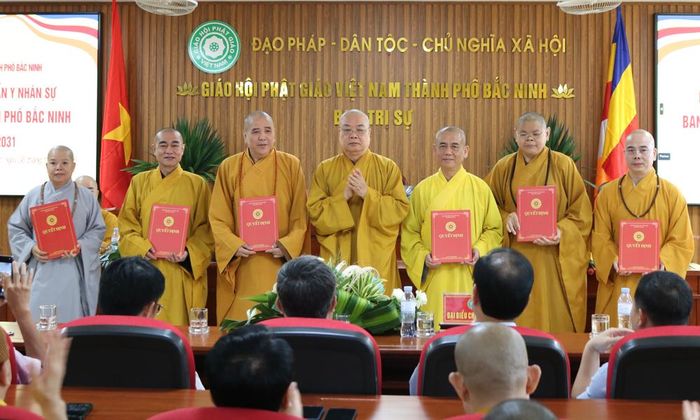  Trao Quyết định chuẩn y nhân sự Ban Chứng minh, Ban Trị sự GHPGVN thành phố Bắc Ninh nhiệm kỳ 2026 - 2031. 