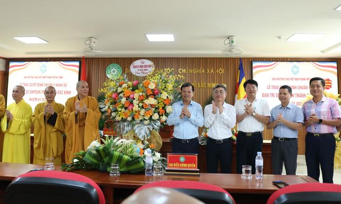  Lãnh đạo thành phố và các sở, ngành tặng hoa chúc mừng Ban Trị sự GHPGVN thành phố Bắc Ninh.  