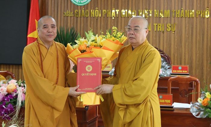 Trưởng lão Hòa thượng Thích Thanh Nhiễu (phải) trao Quyết định cho Hòa thượng Thích Thanh Phụng. 