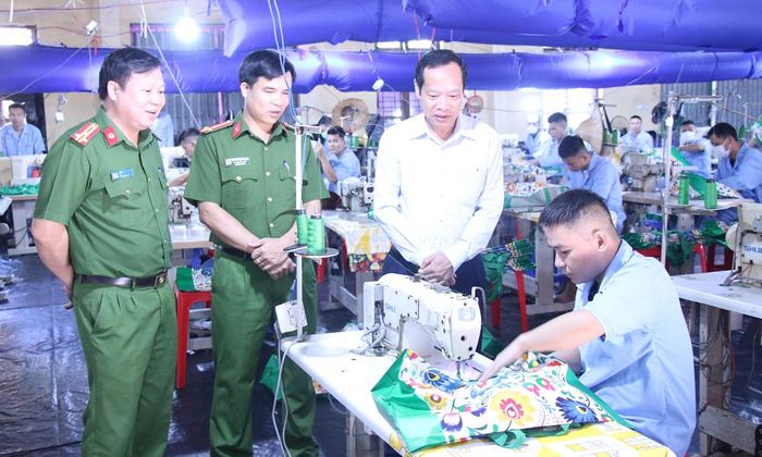  Đồng chí Nghiêm Xuân Hưởng khảo sát thực tế tại Cơ sở cai nghiện ma túy số 1. 