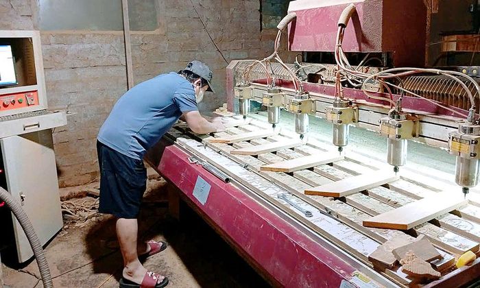  Sản xuất đồ gỗ mỹ nghệ tại Hợp tác xã Minh Trưởng, thôn Quảng Phú, xã Lâm Thao. 