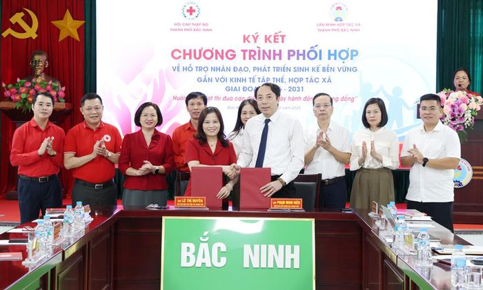  Lãnh đạo Hội Chữ thập đỏ thành phố và Liên minh Hợp tác xã thành phố ký kết chương trình phối hợp. 