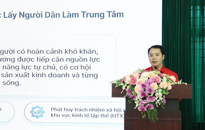  Lãnh đạo Hội Chữ thập đỏ thành phố trình bày nội dung chương trình phối hợp. 