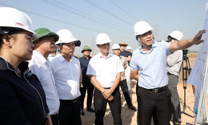  Đồng chí Đào Quang Khải và các đại biểu kiểm tra tại dự án xây dựng Nhà máy xử lý chất thải rắn Hiệp Hòa.  