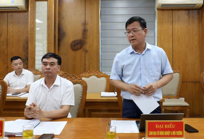  Lãnh đạo Sở Nông nghiệp và Môi trường trao đổi tại buổi kiểm tra tiến độ thi công.  