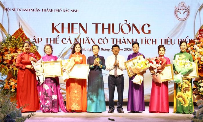  Đồng chí Nguyễn Thị Hương và đồng chí Ngô Tân Phượng trao Bằng khen của Liên đoàn Thương mại và Công nghiệp Việt Nam, Hiệp hội Doanh nghiệp nhỏ và vừa Việt Nam và Hiệp hội Nữ doanh nhân Việt Nam cho các tập thể, cá nhân.  