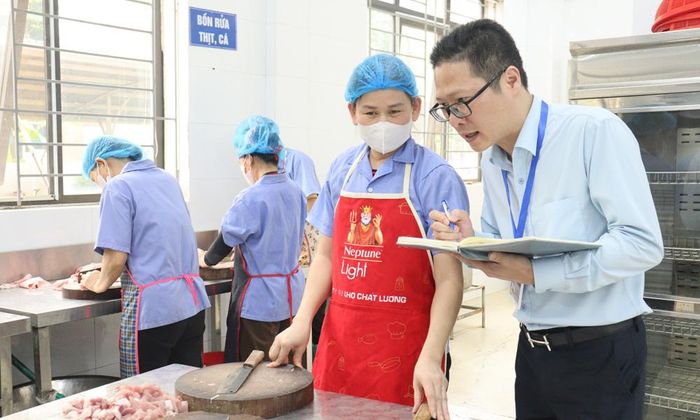  Thành viên đoàn liên ngành kiểm tra khu vực chế biến một bếp ăn bán trú trường học trên địa bàn phường Bắc Giang. (Ảnh tư liệu) 