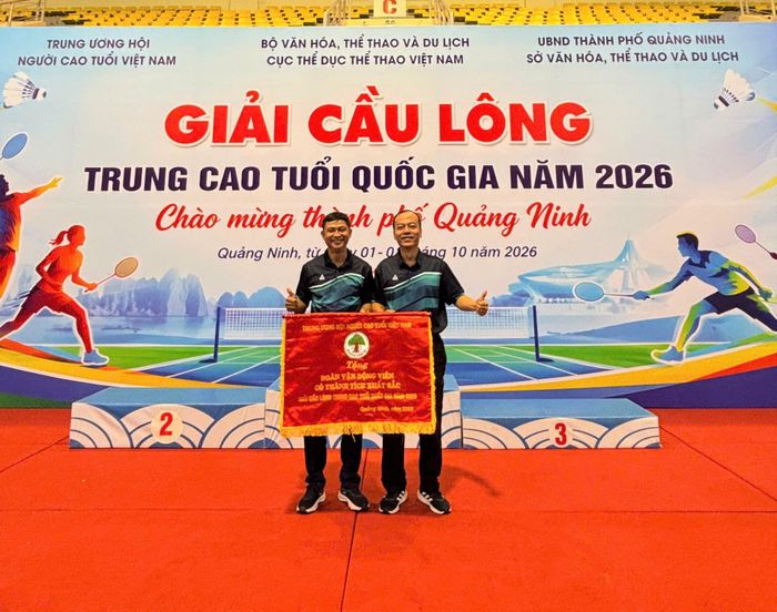 Đoàn Đà Nẵng nhận cờ thi đấu xuất sắc tại Giải cầu lông trung, cao tuổi quốc gia năm 2026 do Trung ương Hội Người cao tuổi Việt Nam tặng. Ảnh: NVCC