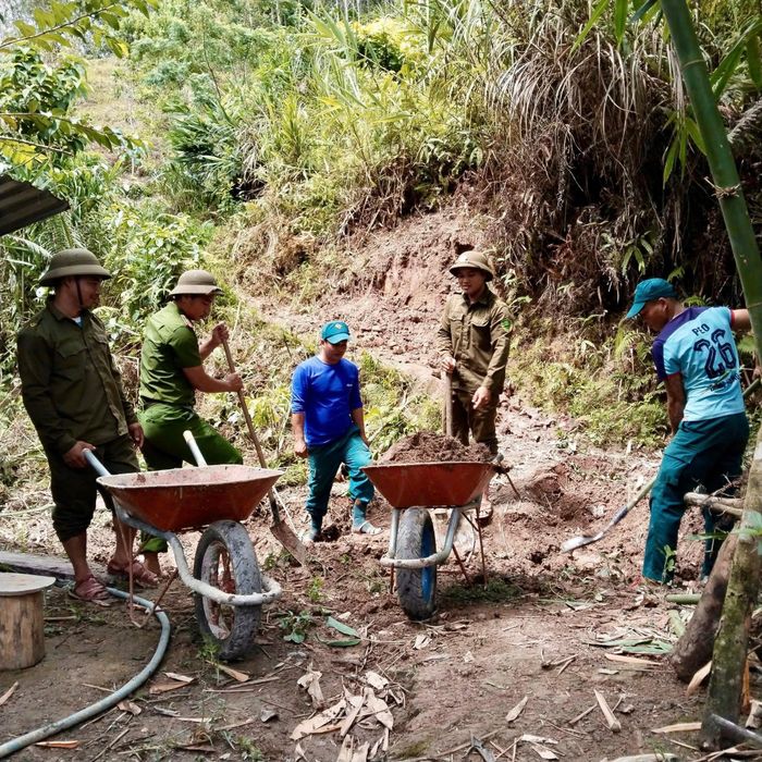 Công an xã Tây Giang và các lực lượng quân sự, dân quân tham gia xóa nhà tạm, nhà dột nát cho các hộ thuộc chương trình. Ảnh: Công an xã Tây Giang