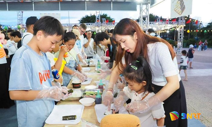 Du khách trải nghiệm các hoạt động tại Đà Nẵng. Ảnh: NHẬT HẠ