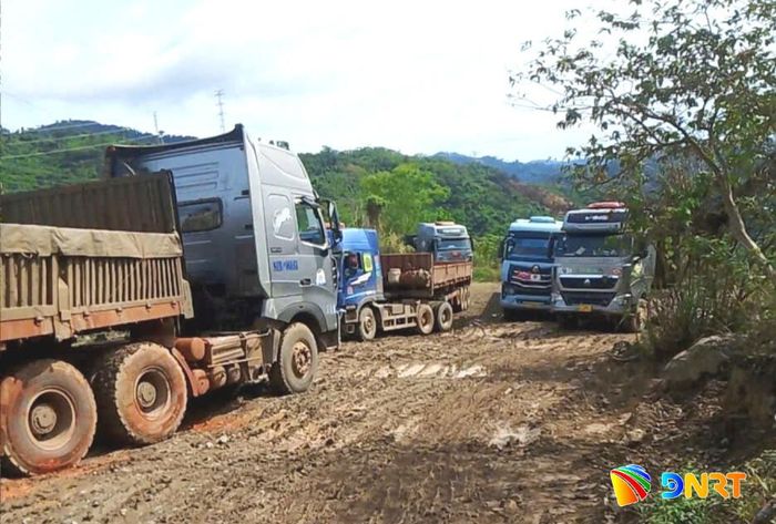 Xe tải nặng phá nát nền, mặt đường quốc lộ 14D. Ảnh: VĂN THỦY
