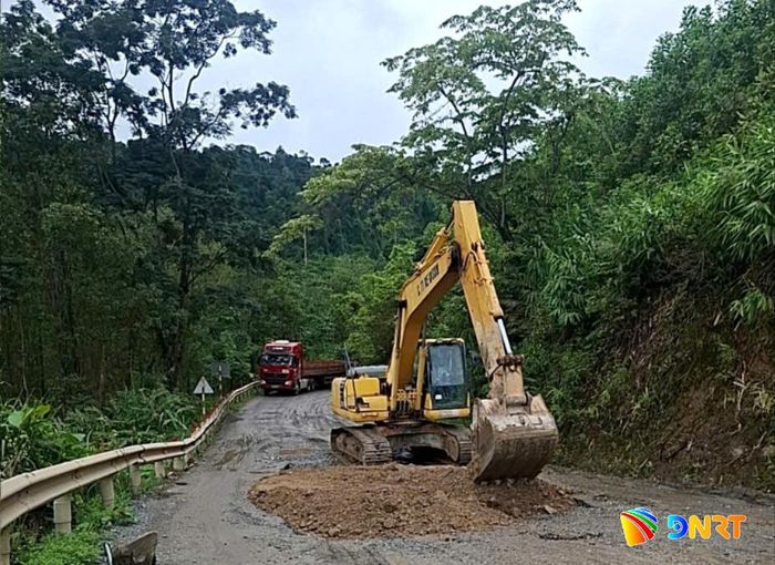 Công tác bảo đảm giao thông khi thi công rất khó khăn. Ảnh: CÔNG TÚ