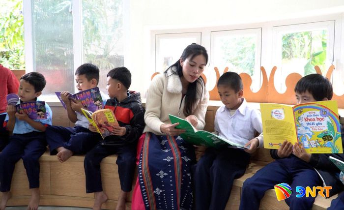 Học sinh xã Tây Giang được hỗ trợ kinh phí mua sắm trang phục, sách vở... phục vụ việc học. Ảnh: HỒ QUÂN