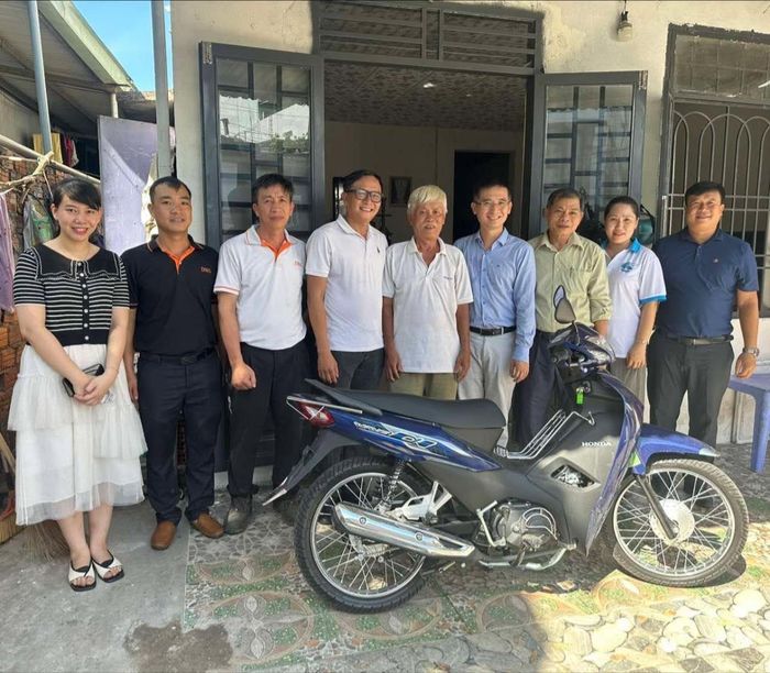 Đảng bộ Công ty CP Thép Đà Nẵng hỗ trợ xe máy giúp hộ nghèo Võ Văn Hoàng (phường Hải Vân) có phương tiện mưu sinh. Ảnh: ĐVCC