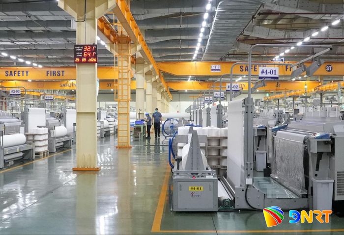 Dây chuyền sản xuất vận hành 24/24 của Công ty TNHH HS Hyosung Quảng Nam tại Khu công nghiệp Tam Thăng. Ảnh: HỒ QUÂN